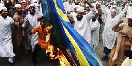 Muslimer bränner den svenska flaggan.